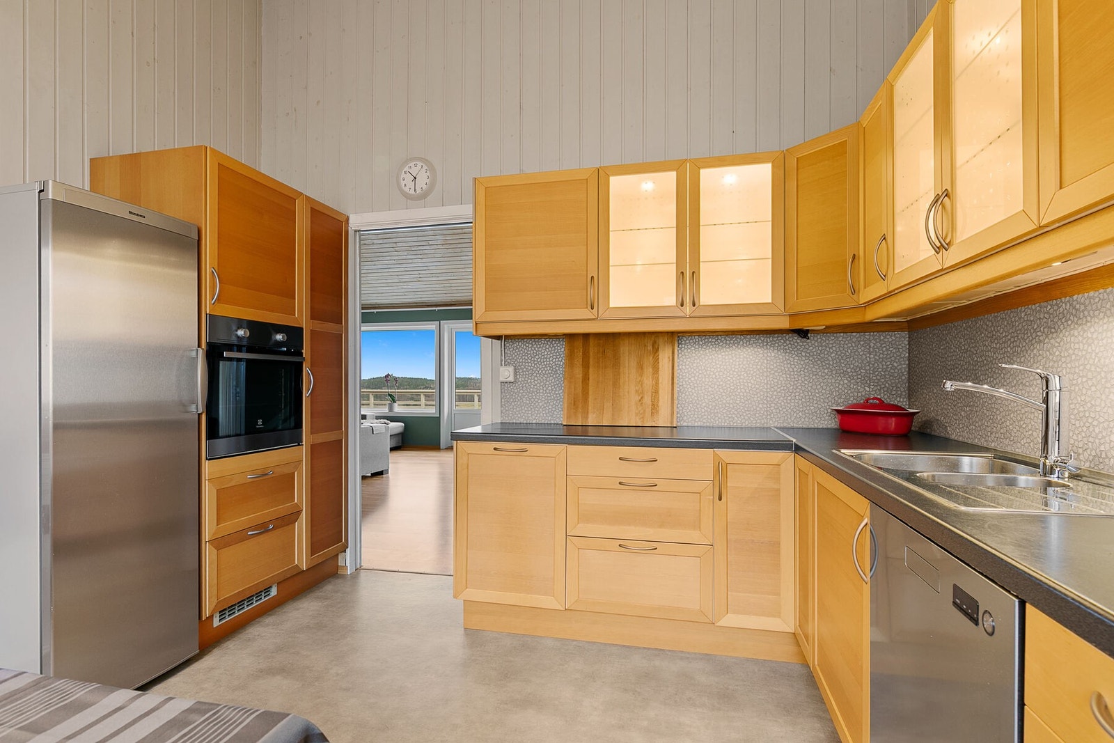 Godt med oppbevaringsplass på kjøkkenet. Galleribilde