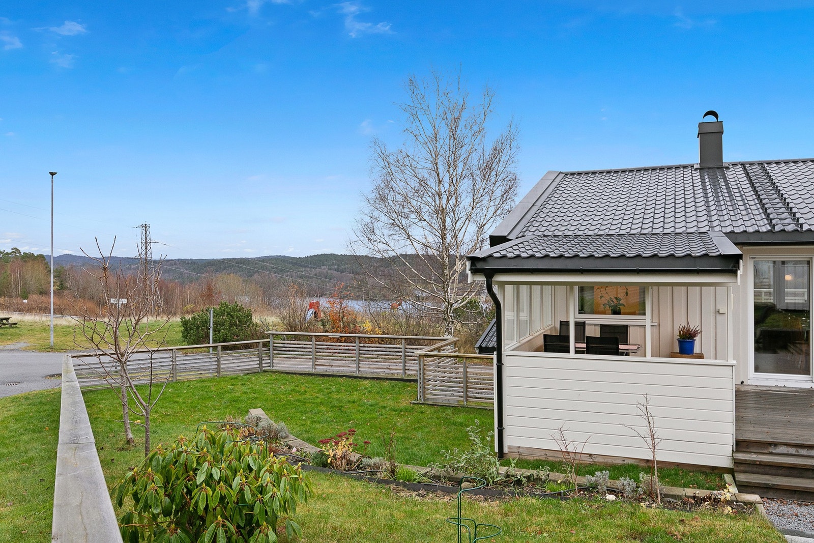 Hjørnetomten har en fin og lettstelt hageflekk. Galleribilde