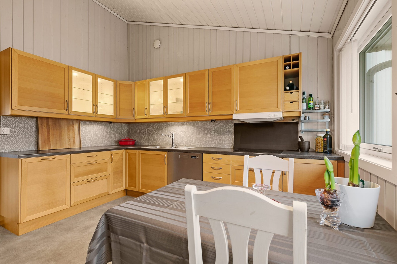 Kjøkkenet - i likhet med stua - har god takhøyde og rikelig med naturlig lys. Galleribilde