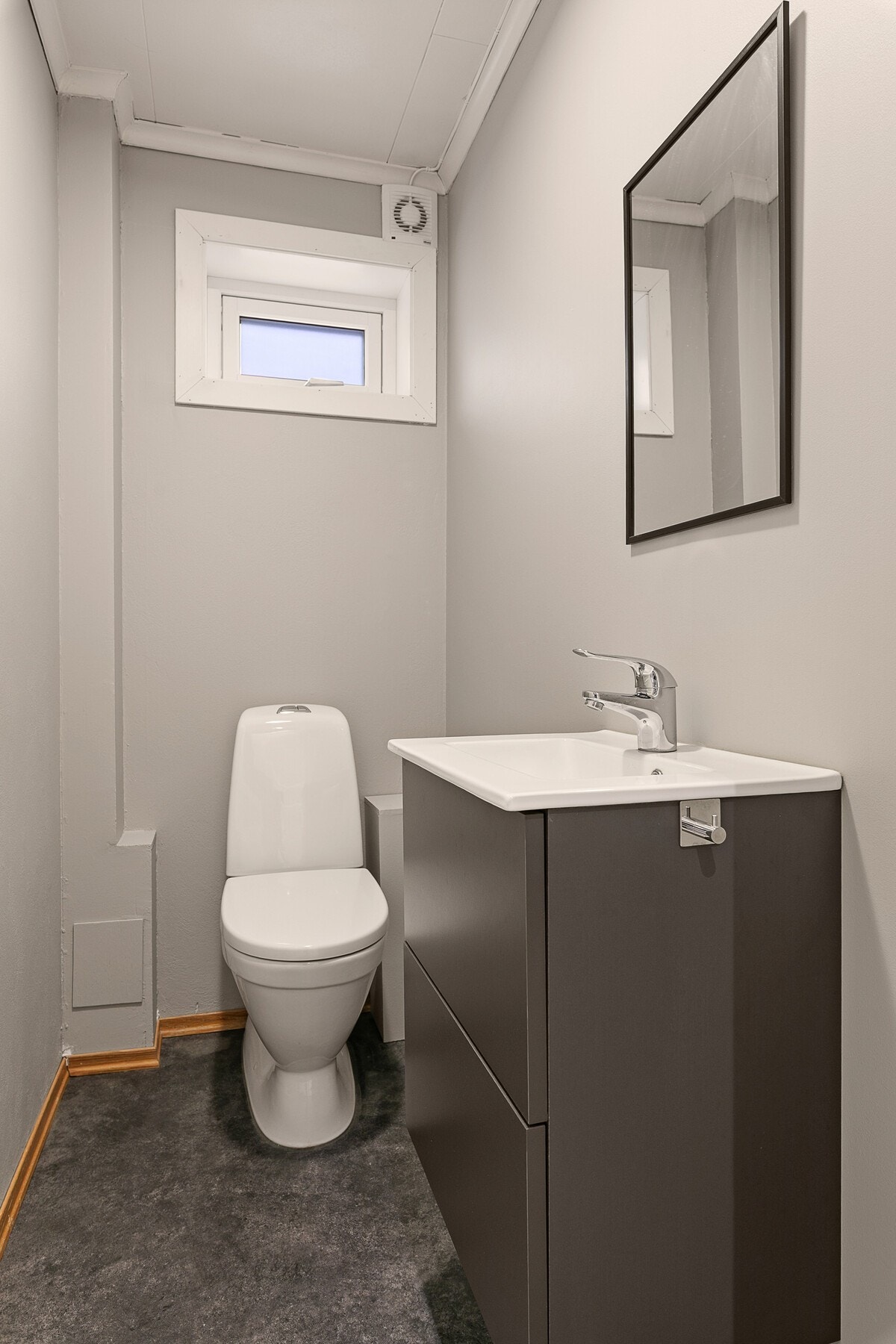 Separat og praktisk toalettrom i underetasjen. Galleribilde