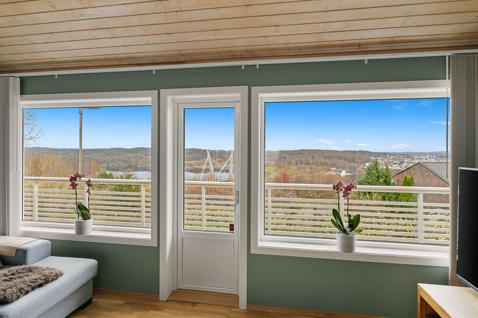 Fra eiendommen har du flott utsikt til både Farris, Bøkeskogen og Larviksfjorden. Galleribilde