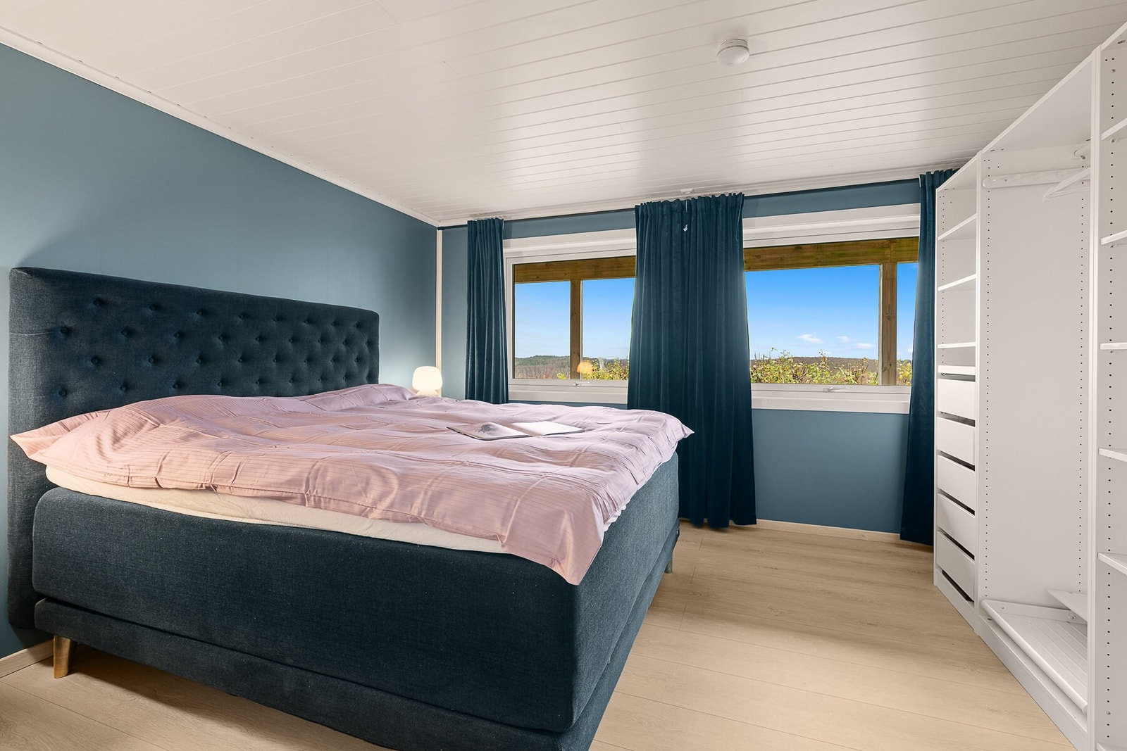 Hovedsoverommet var opprinnelig to soverom, men er i dag fusjonert til ett stort rom. Galleribilde