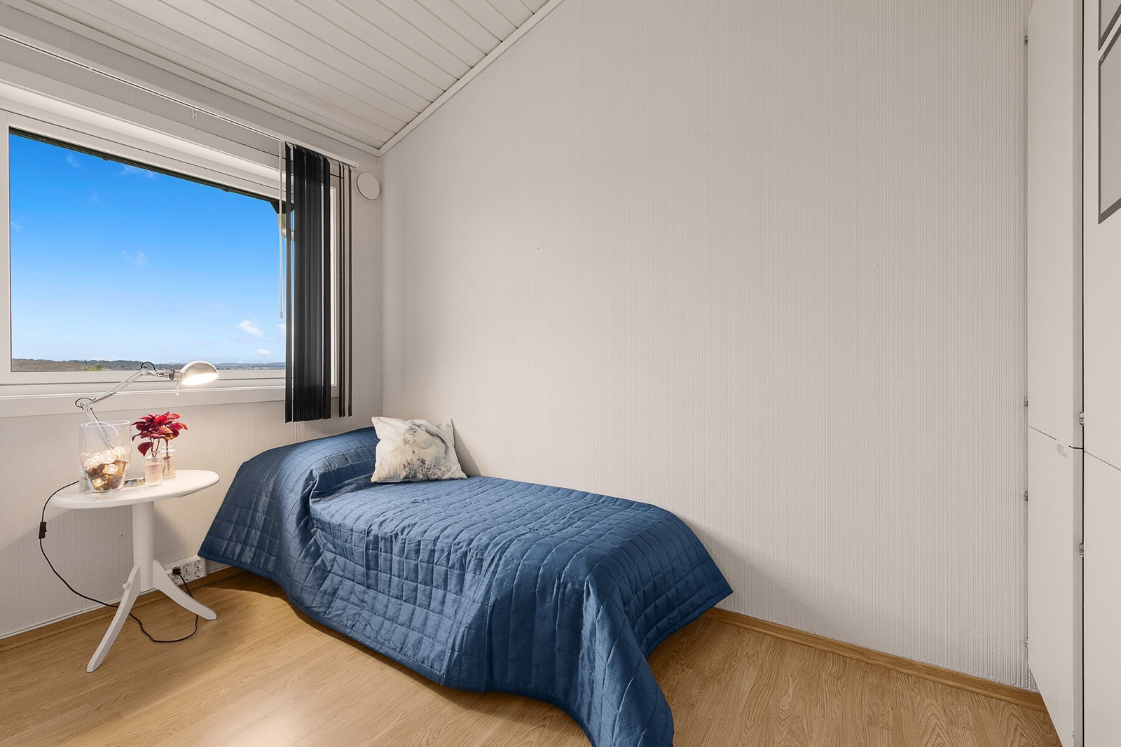 Ellers er det et praktisk soverom/kontor i hovedetasjen. Galleribilde