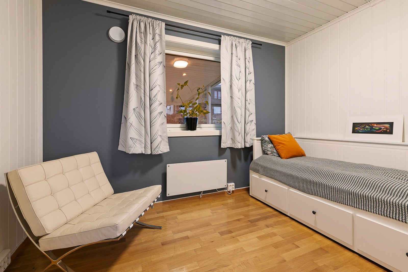 Tilbygget er i dag innredet med gjesterom og TV-stue. Galleribilde