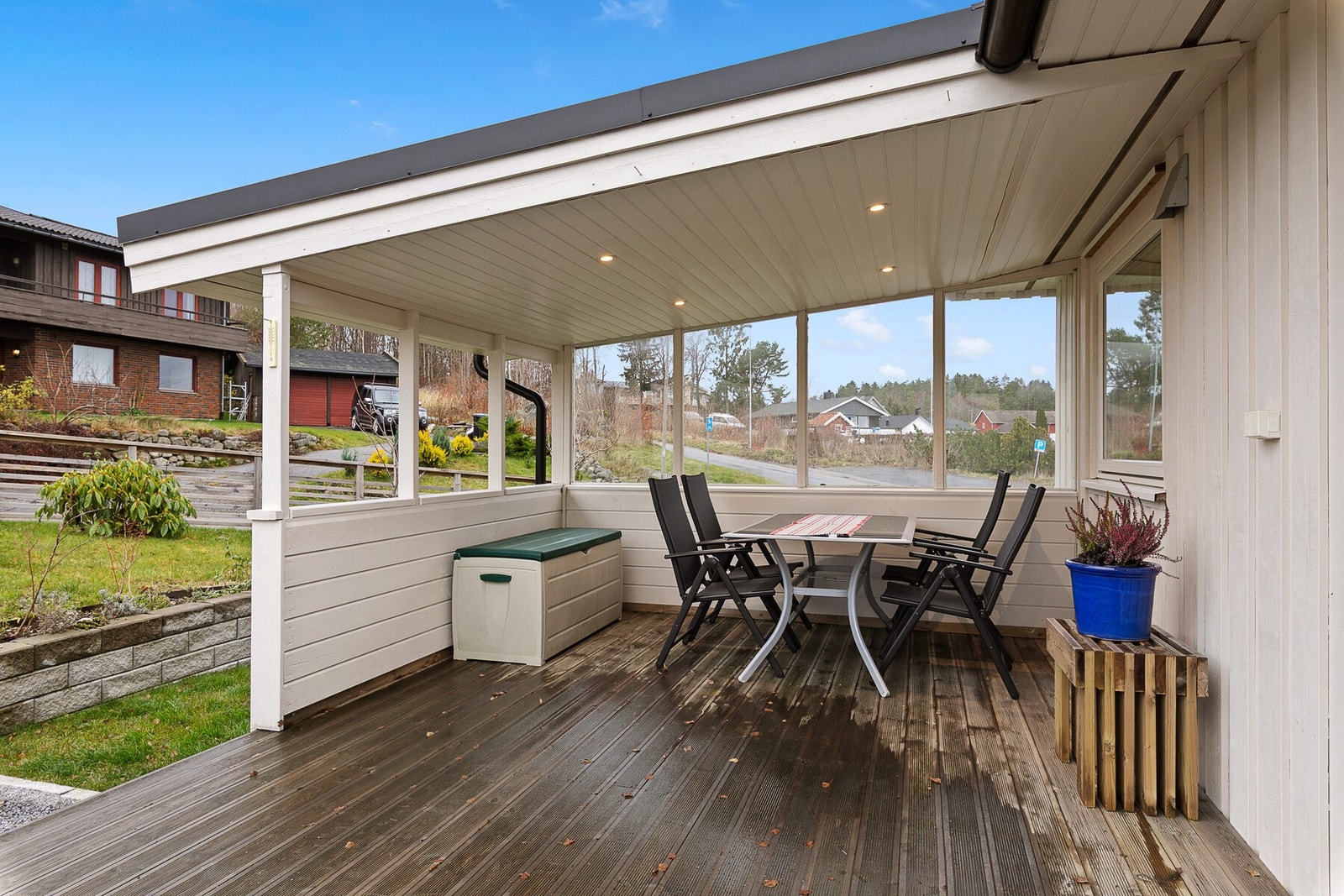 Fine uteplasser hvor du kan flytte deg etter vær og vind. Galleribilde