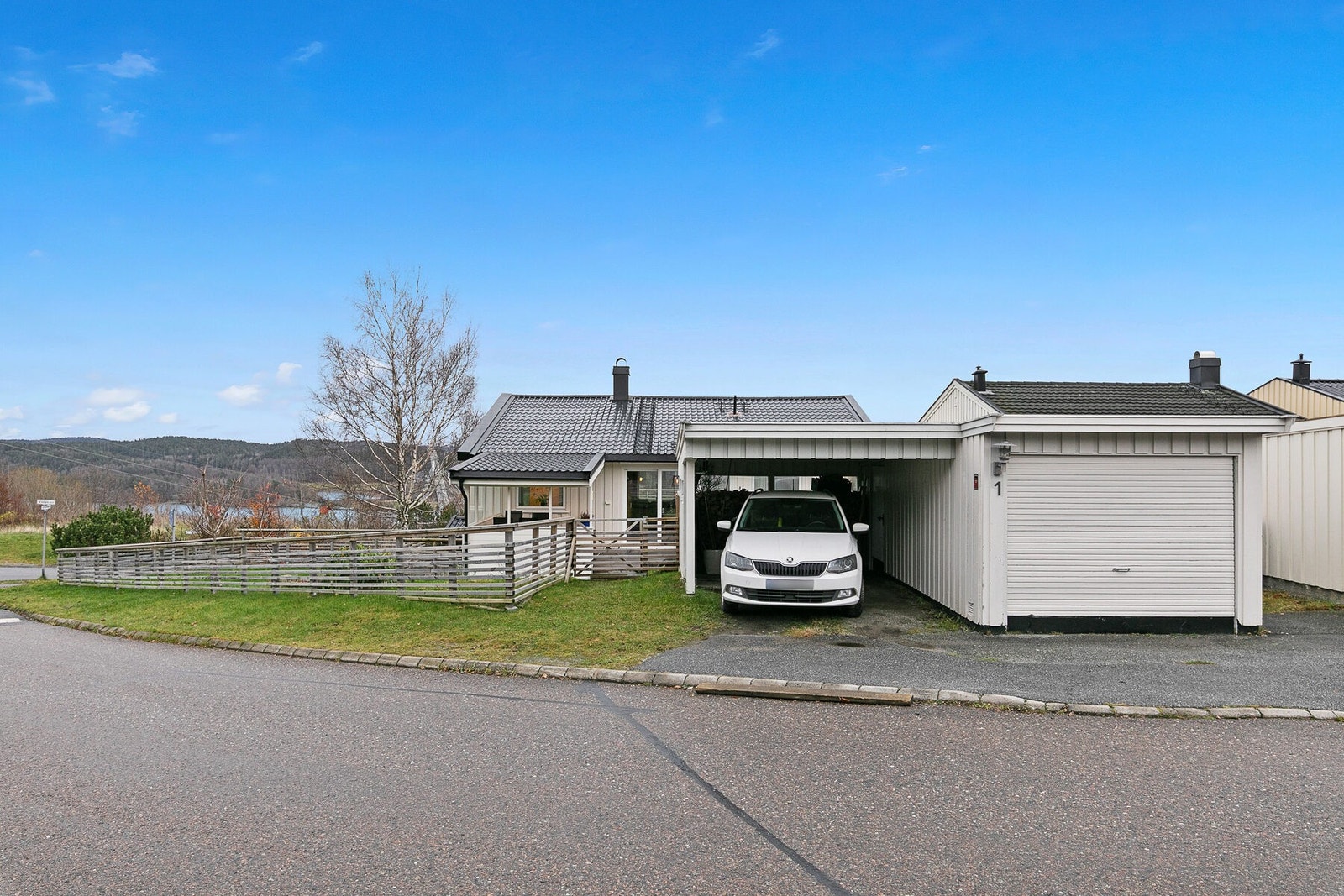 Gode parkeringsmuligheter i garasje og carport. Galleribilde