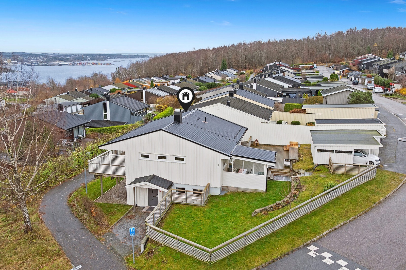 Her bor du i et rolig og barnevennlig område. Med eiendommen følger i tillegg garasjeplass og carport. Galleribilde