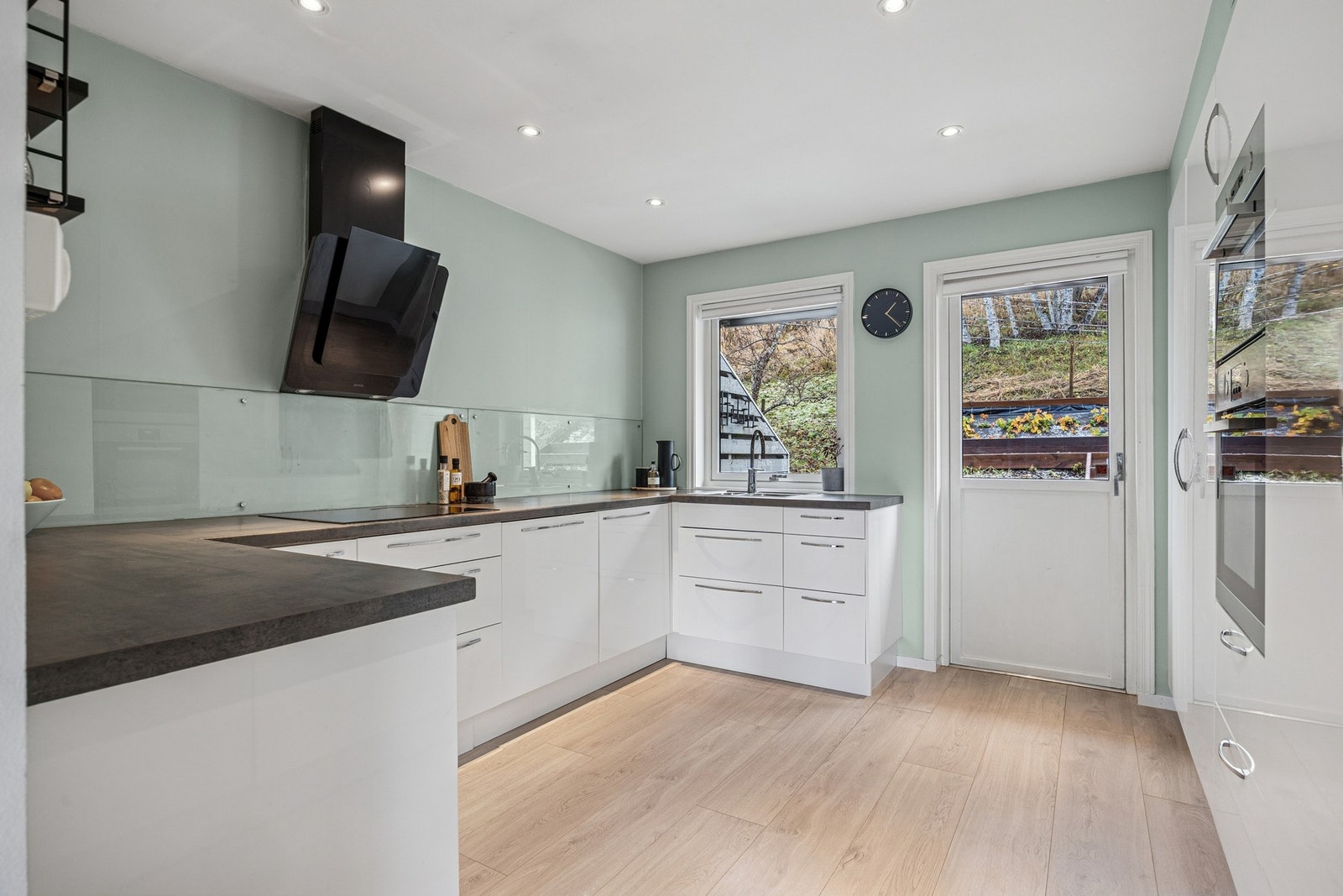 De integrerte hvitevarene består av stekeovn, platetopp, oppvaskmaskin, mikrobølgeovn, kjøleskap og fryser. Galleribilde