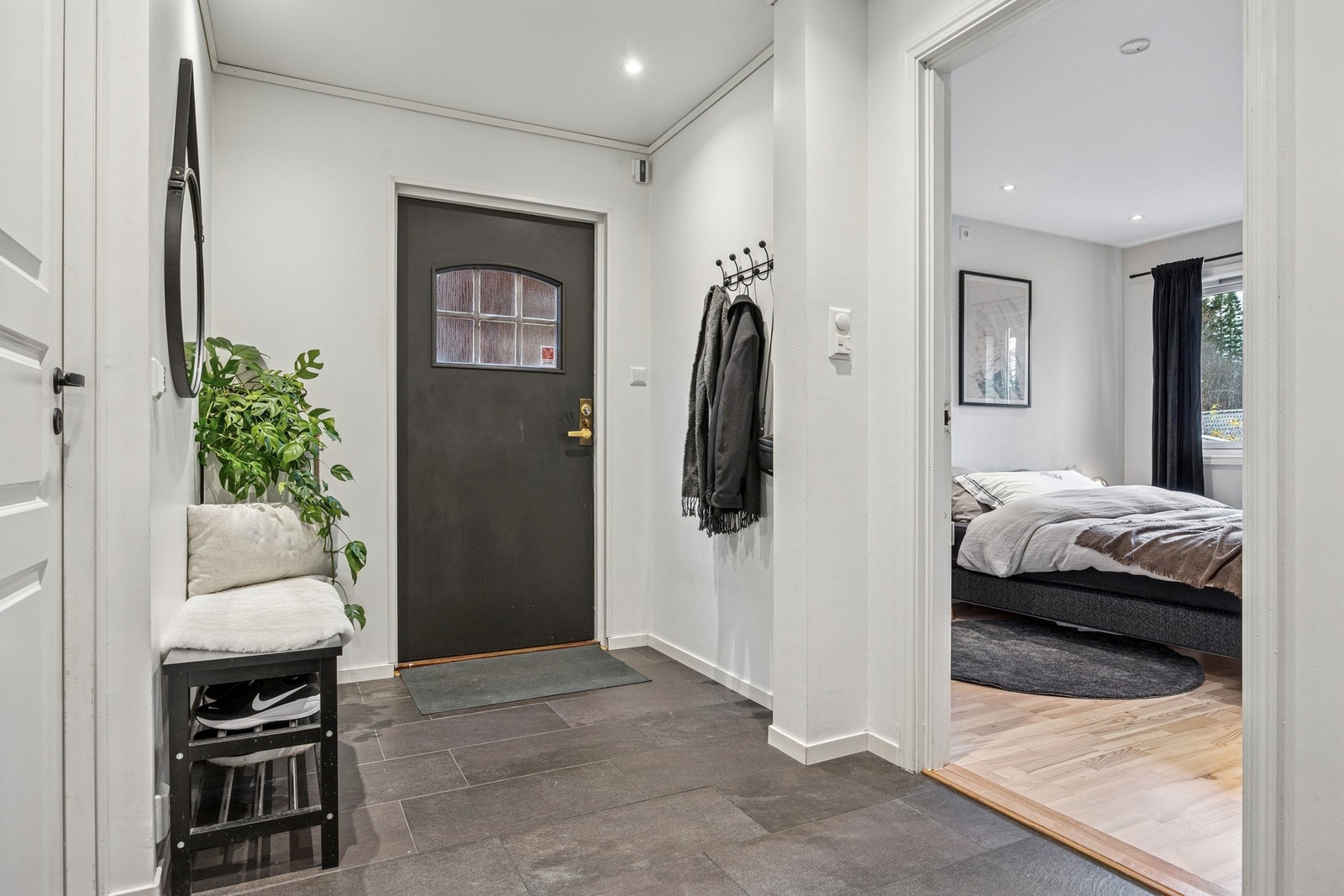 Lys og innbydende entré som gir et godt førsteinntrykk av boligen. Galleribilde