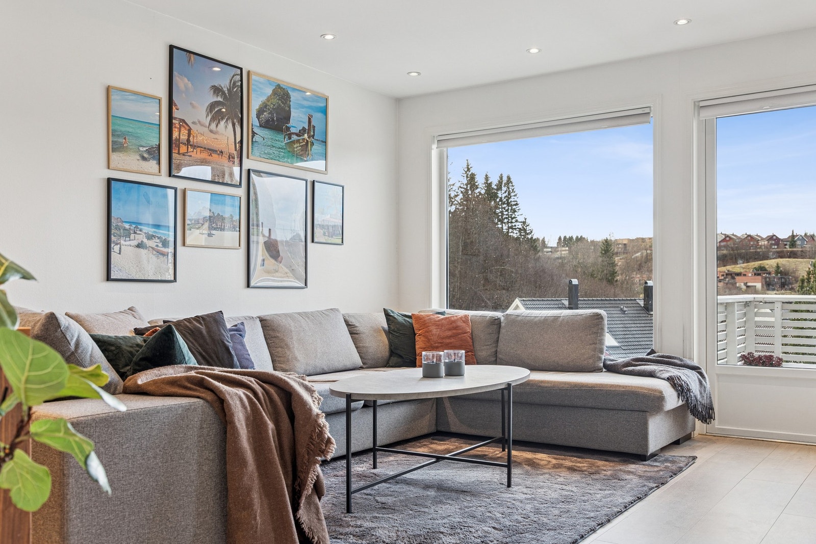 Fra stuen er det direkte utgang til den solrike terrassen. Galleribilde