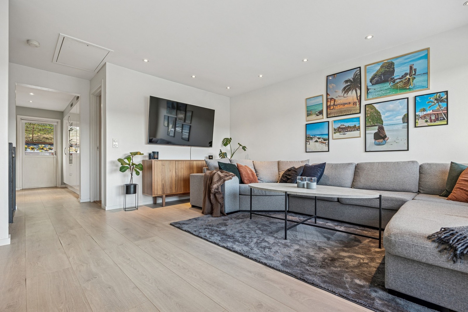 Lyse fargevalg på veggene gir et moderne uttrykk og gjør det enkelt å tilpasse interiør og møblering etter egen stil. Galleribilde