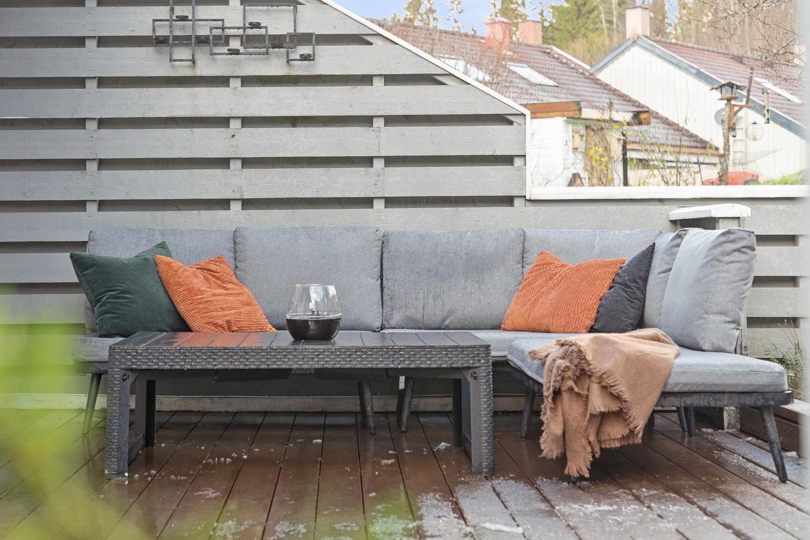 Skjermet terrasse som gir en behagelig privat atmosfære. Galleribilde