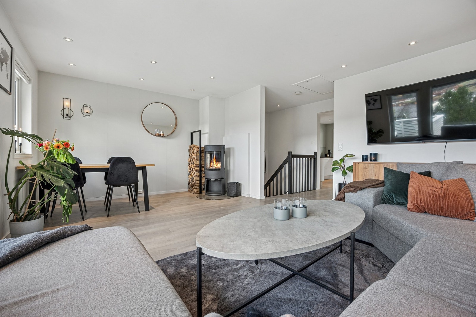 Store vindusflater og den gode takhøyden sørger for en romslig romfølelse og rikelig med naturlig lysinnslipp. Galleribilde