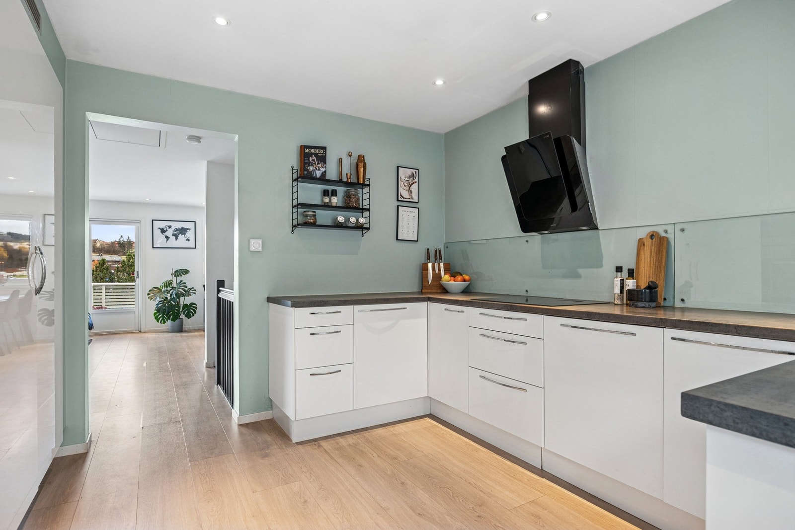 Kjøkkenet har gode arbeidsflater og er godt utnyttet med rikelig skap-, skuffe- og benkeplass. Galleribilde