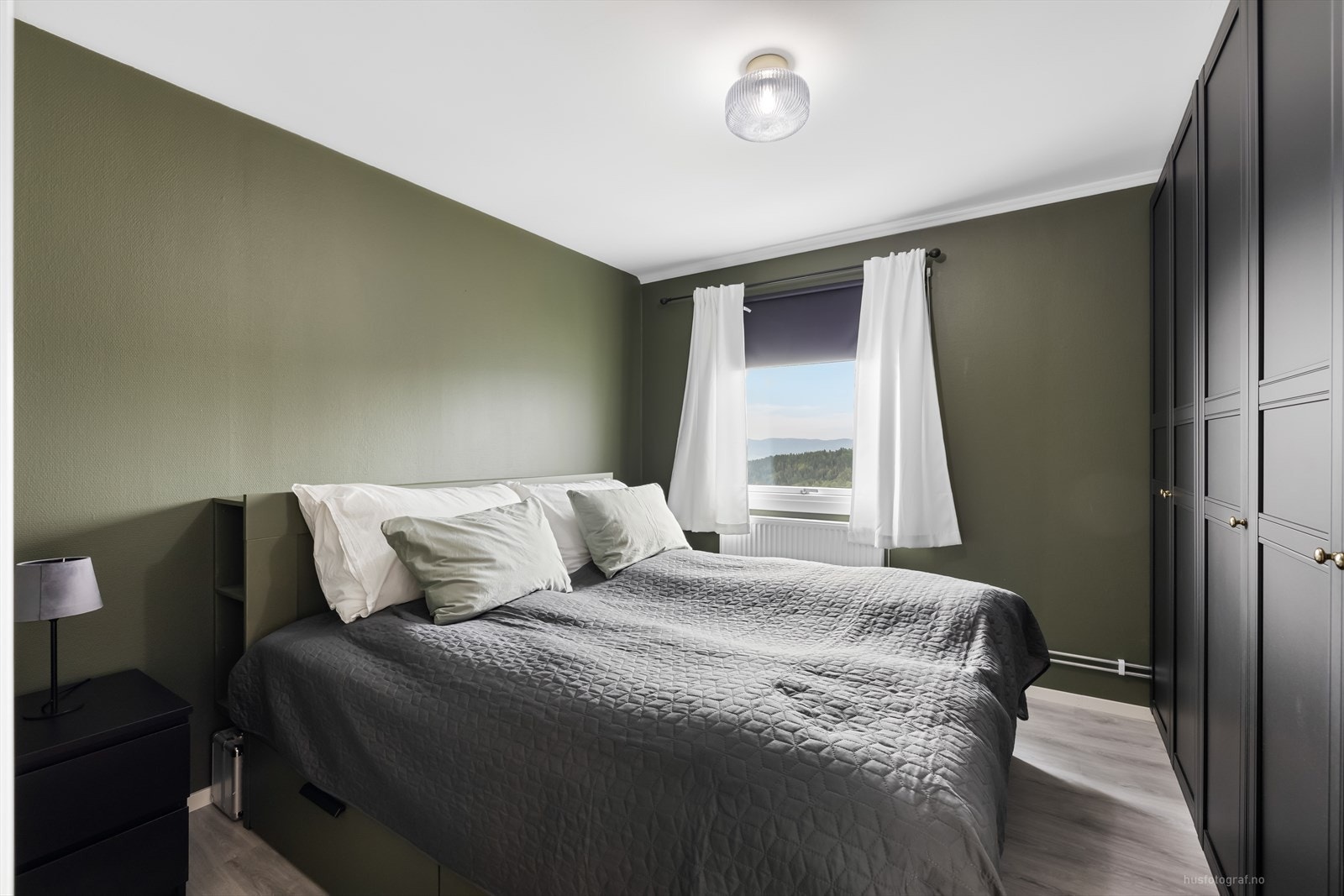 Stort soverom med garderobeskap Galleribilde
