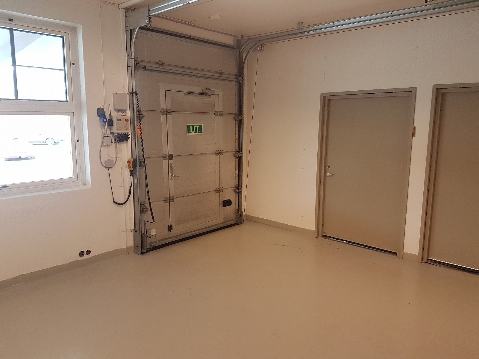 Port til lasterampe med utvendig heis for alle bilhøyder !
Felles laste sone med fjernåpning fra mobiltelfon av port for henting/levering av varer. Galleribilde