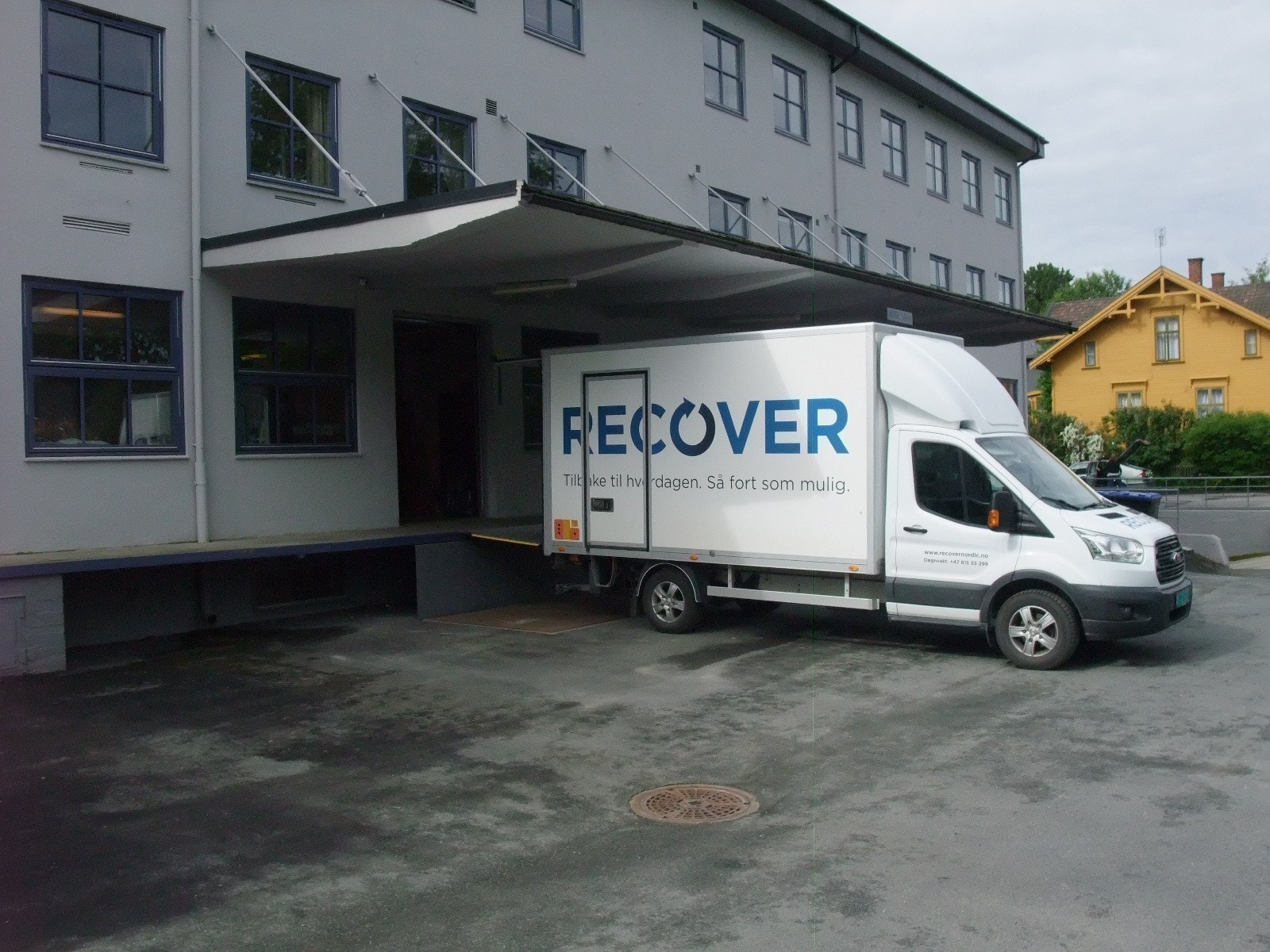 Tak overbygd inn/ut lasting
Enkel inn/ut lasting av varer med nedfelt utvendig heis Galleribilde