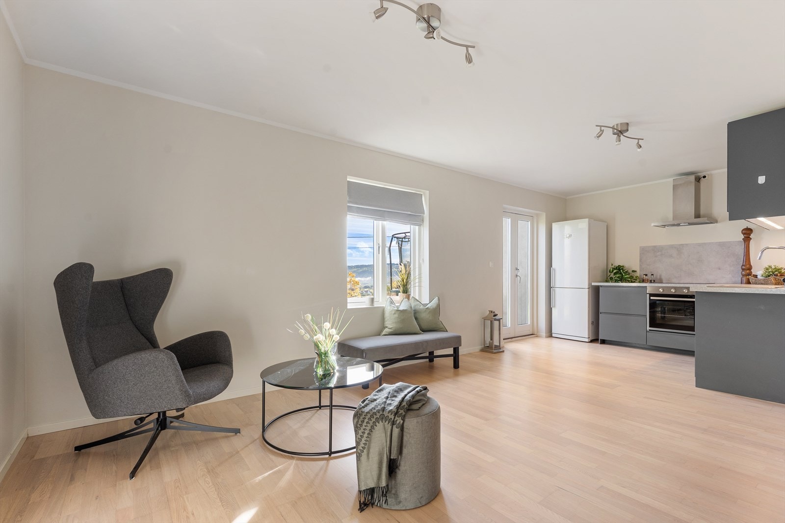 Lys og innbydende hybel i kjeller med egen inngang - kan benyttes som utleiedel eller ekstra plass til familien. Galleribilde