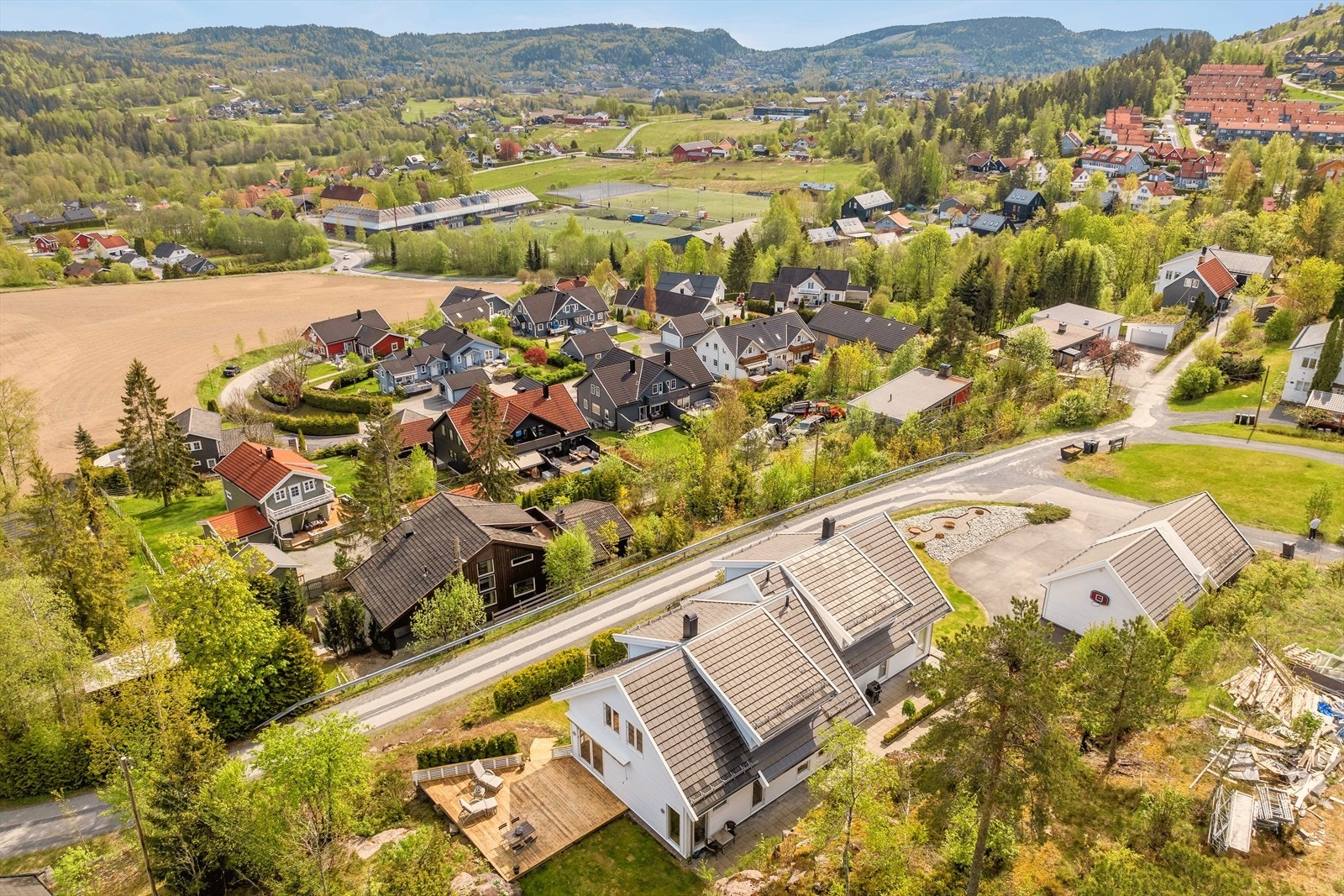 Eiendommen ligger skjermet og solrikt til på en topp med fri utsikt over Lommedalen og Bærums Verk med barneskolen og Lommedalen idrettsanlegg i sikte. Galleribilde