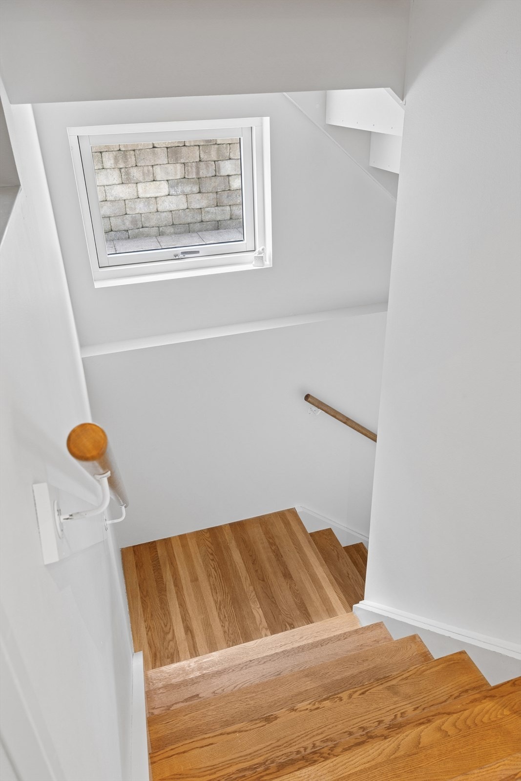 Boligen har mange fine detaljer som trappen mellom etasjene. Galleribilde