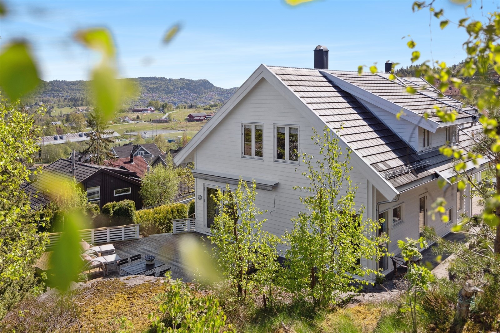 Tomten har en fin utsikt og nydelig skjermet uteplass med herlig lun levegg i vakker natursten, som må oppleves. Galleribilde