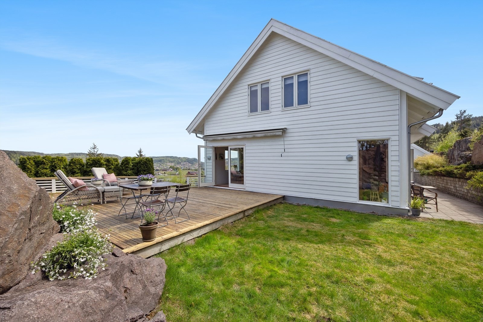 Uteplassen er usjenert og har stor markise montert. Solrikt! Galleribilde