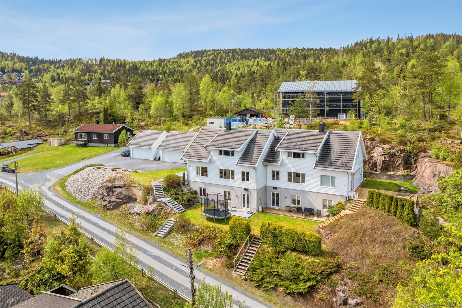 Høyt, fritt og svært usjenert beliggende! Solrikt! Galleribilde