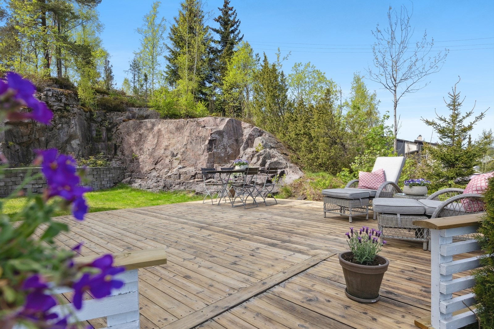 Det er plass til å innrede i flere soner. Solrikt, intim og skjermet terrasse. Galleribilde