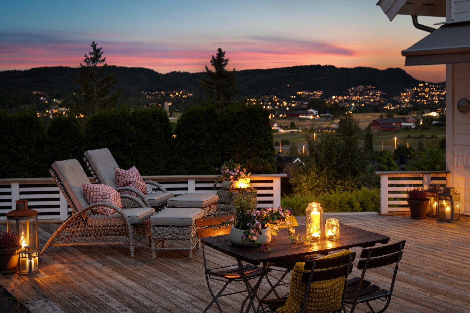 Nydelig usjenert terrasse med vakker utsikt. Høyt og fritt. Her nyter du sene kvelder og solnedgang. Galleribilde