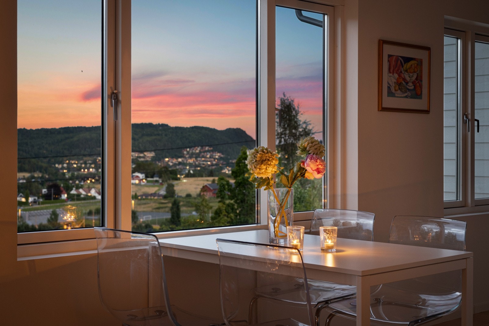 Flott og svært innholdsrik familiebolig med spektakulær utsikt! Flytt rett inn! Galleribilde