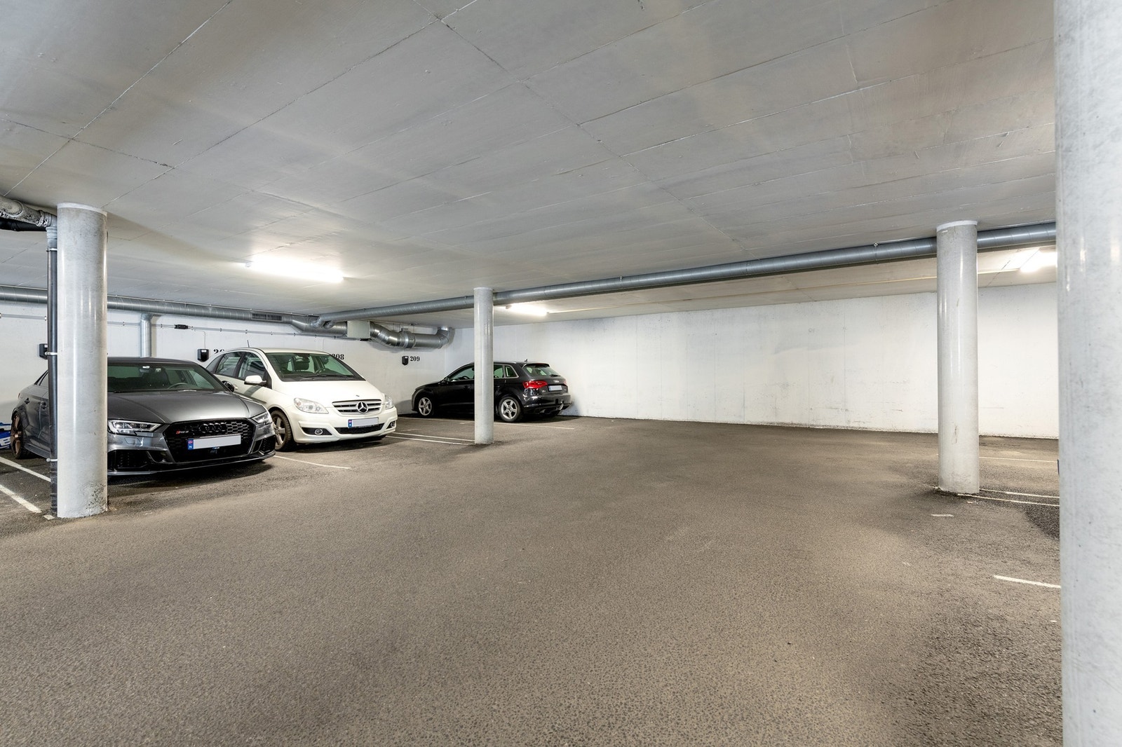 Parkering i garasjeanlegg med elbil-lader Galleribilde