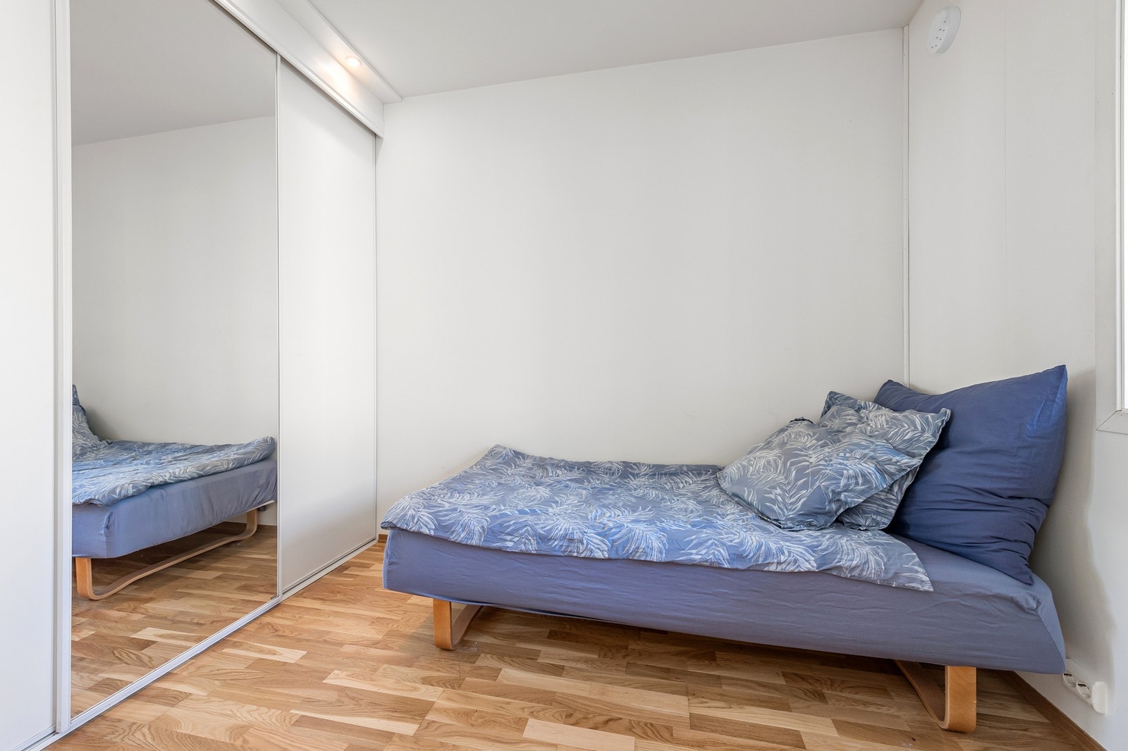 Soverom 2 med skyvedørsgarderobe Galleribilde
