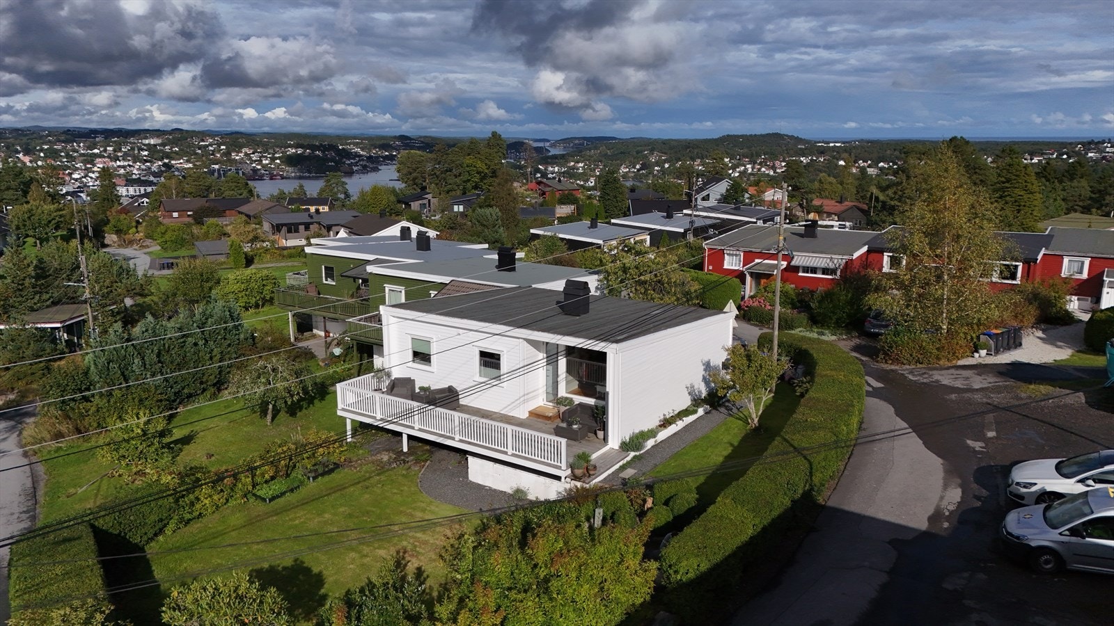 Det er kort gangavstand til Hisøy barne- og ungdomsskole gjennom skogen samt flere barnehager i nærheten. I tillegg har man få minutters gangavstand til Kolbjørnsvik med hyppige fergeavganger over til Arendal sentrum. Galleribilde