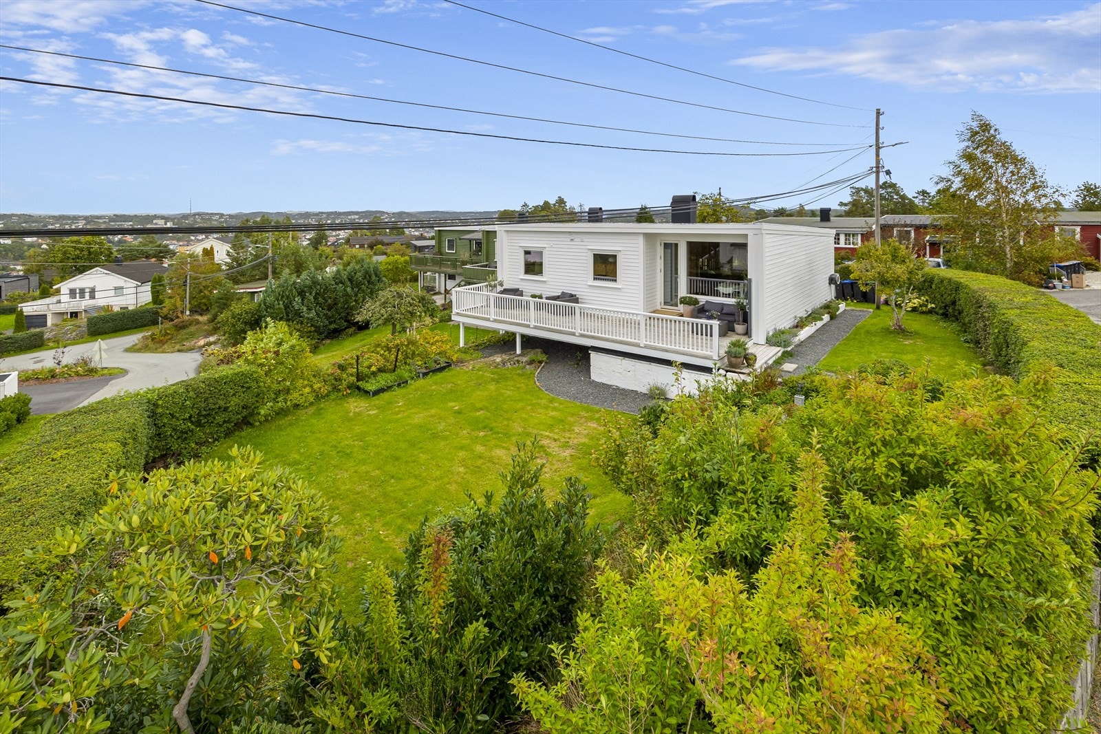 Innholdsrikt enderekkehus over 2 plan med solrik tomt og stor, vestvendt terrasse med nydelig utsikt. Galleribilde