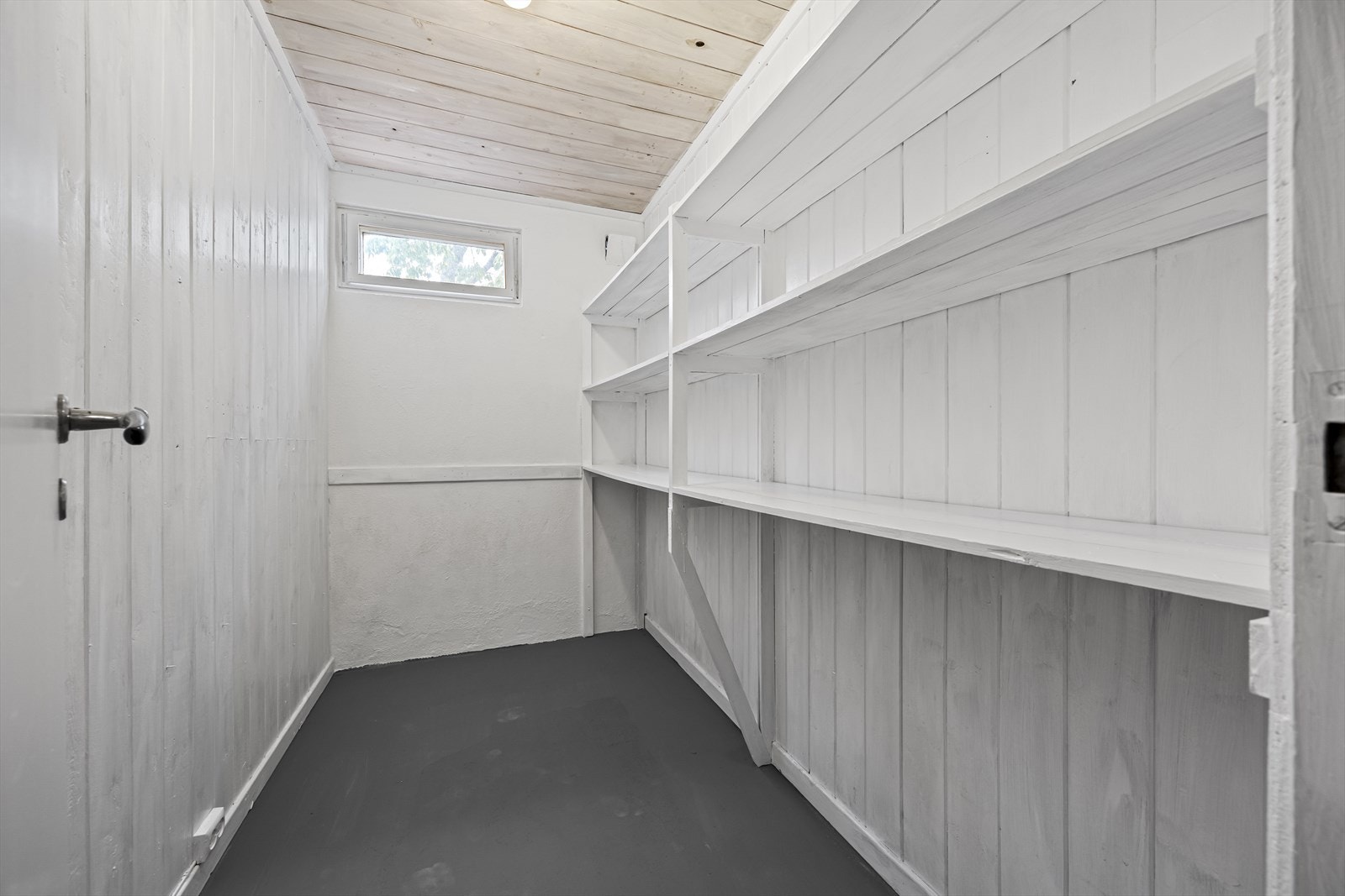 Kjellerrom med boder. Galleribilde