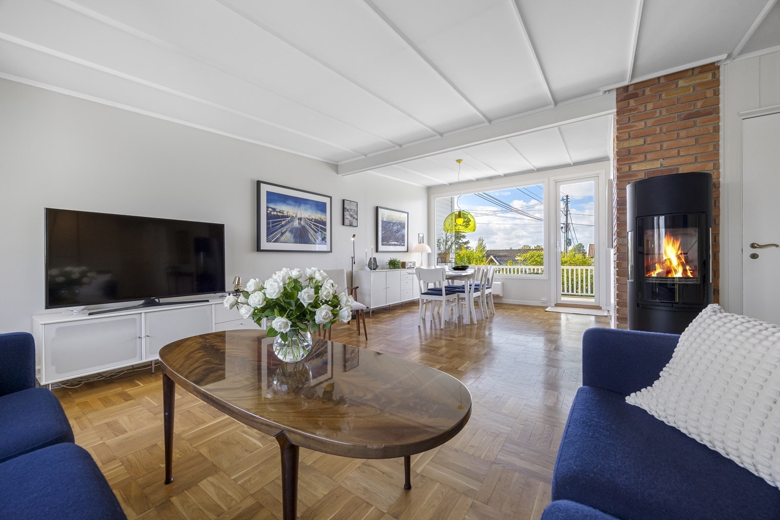 Godt vedlikeholdt og oppgradert og innholdsrikt rekkehus (ende) over 2 etasjer. Boligen er lys og tiltalende og i all hovedsak oppusset mht overflater senere år. Galleribilde