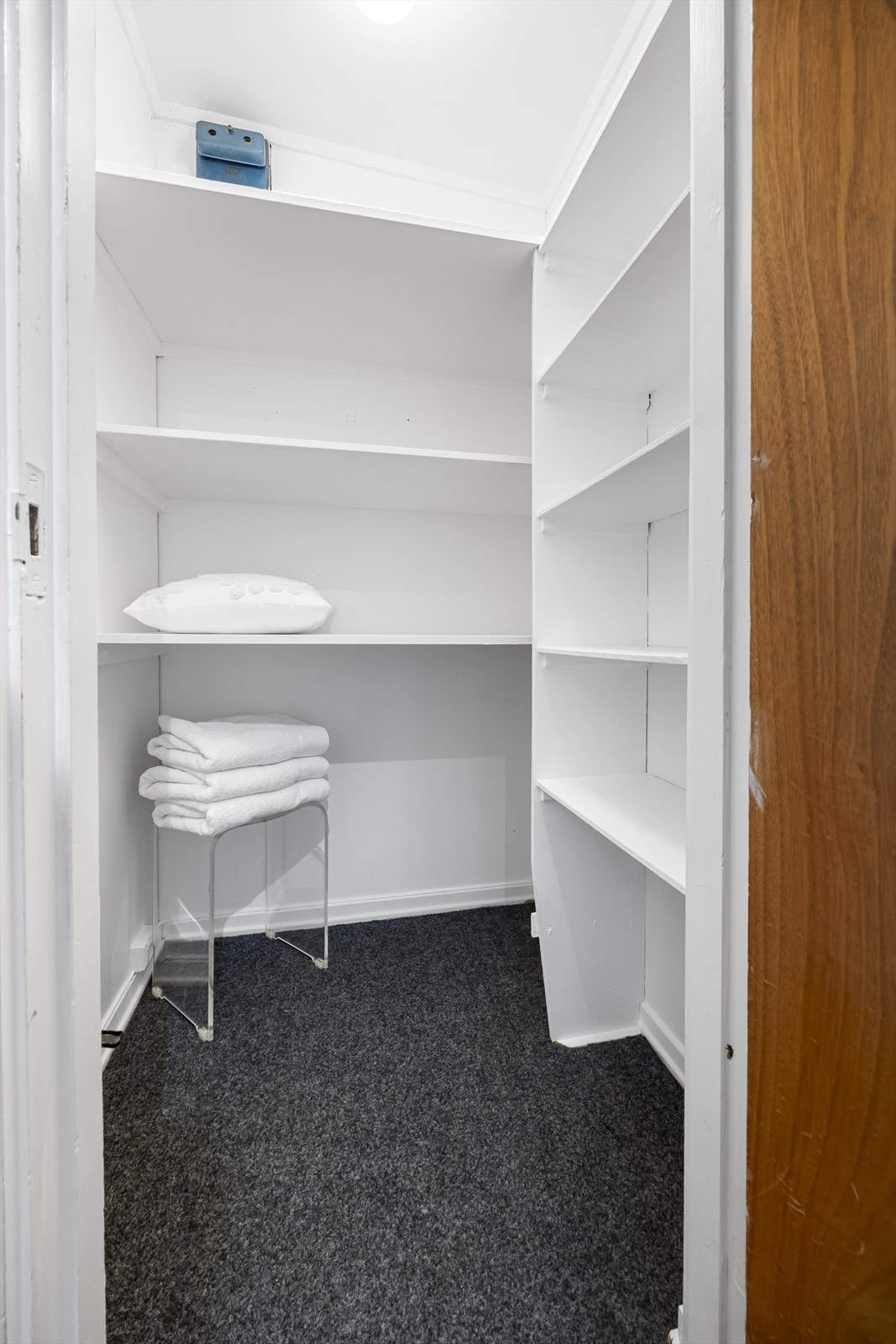 Lintøyskap i hovedetasje. Galleribilde