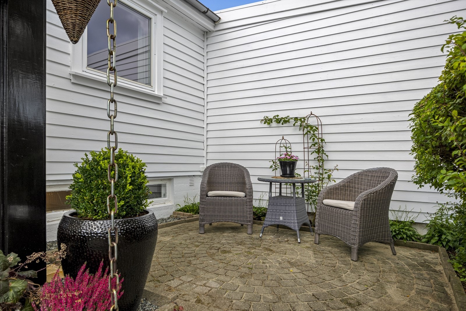 Hyggelig frokostplass ved inngangsparti. Galleribilde