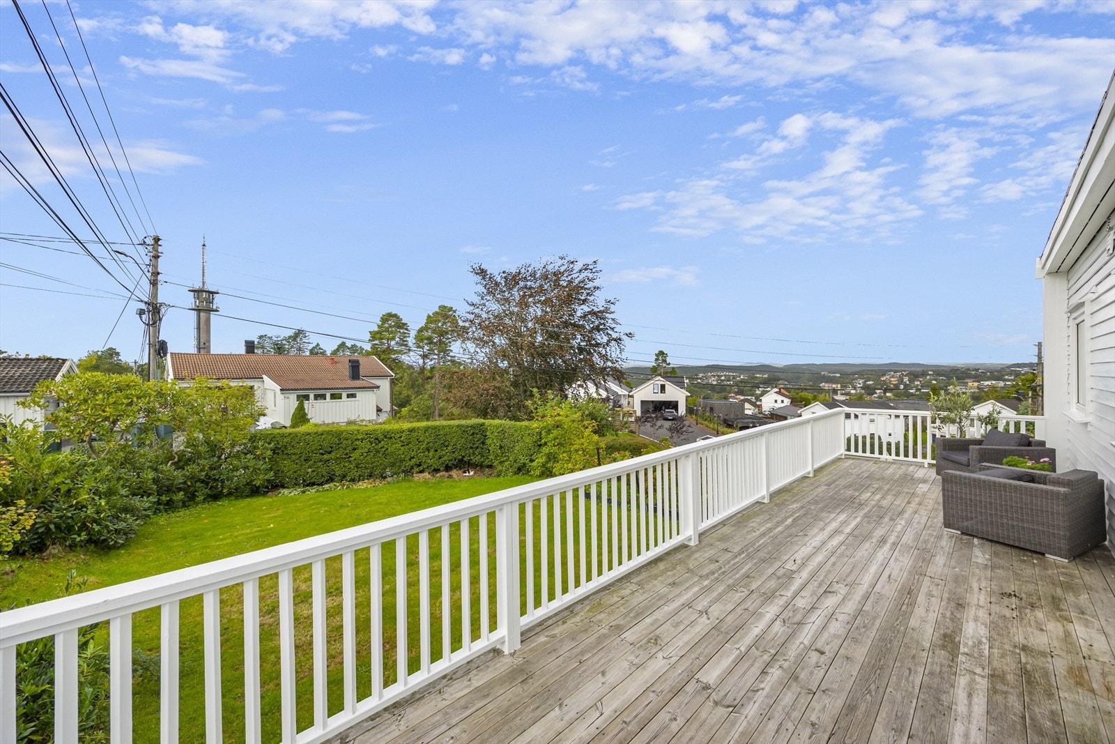 Flott, vestvendt beliggenhet i veletablert og populært boligområde øverst på Hisøy. Boligen ligger høyt, fritt, solrikt til på en solrik hjørnetomt med vidstrakt utsikt til områdene rundt. Galleribilde