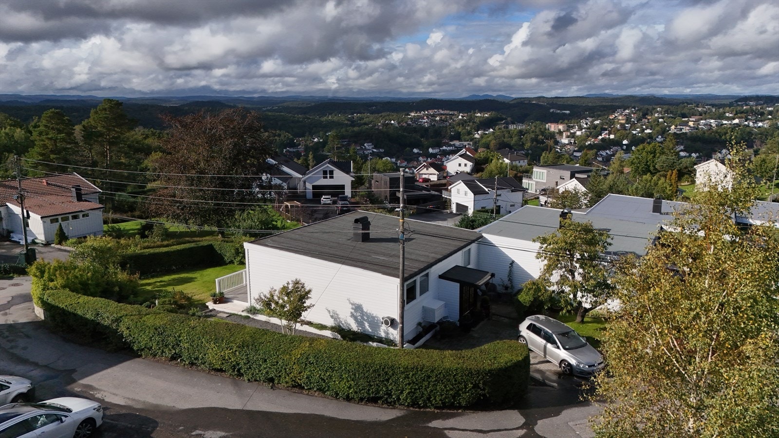 Hisøy Hageby er et etablert boligområde fra 60 tallet hovedsakelig med eneboligbebyggelse og romslige tomter. Området har flere flotte tur- og friområder i umiddelbar nærhet, ypperlig for skogsturer og rekreasjon. Galleribilde
