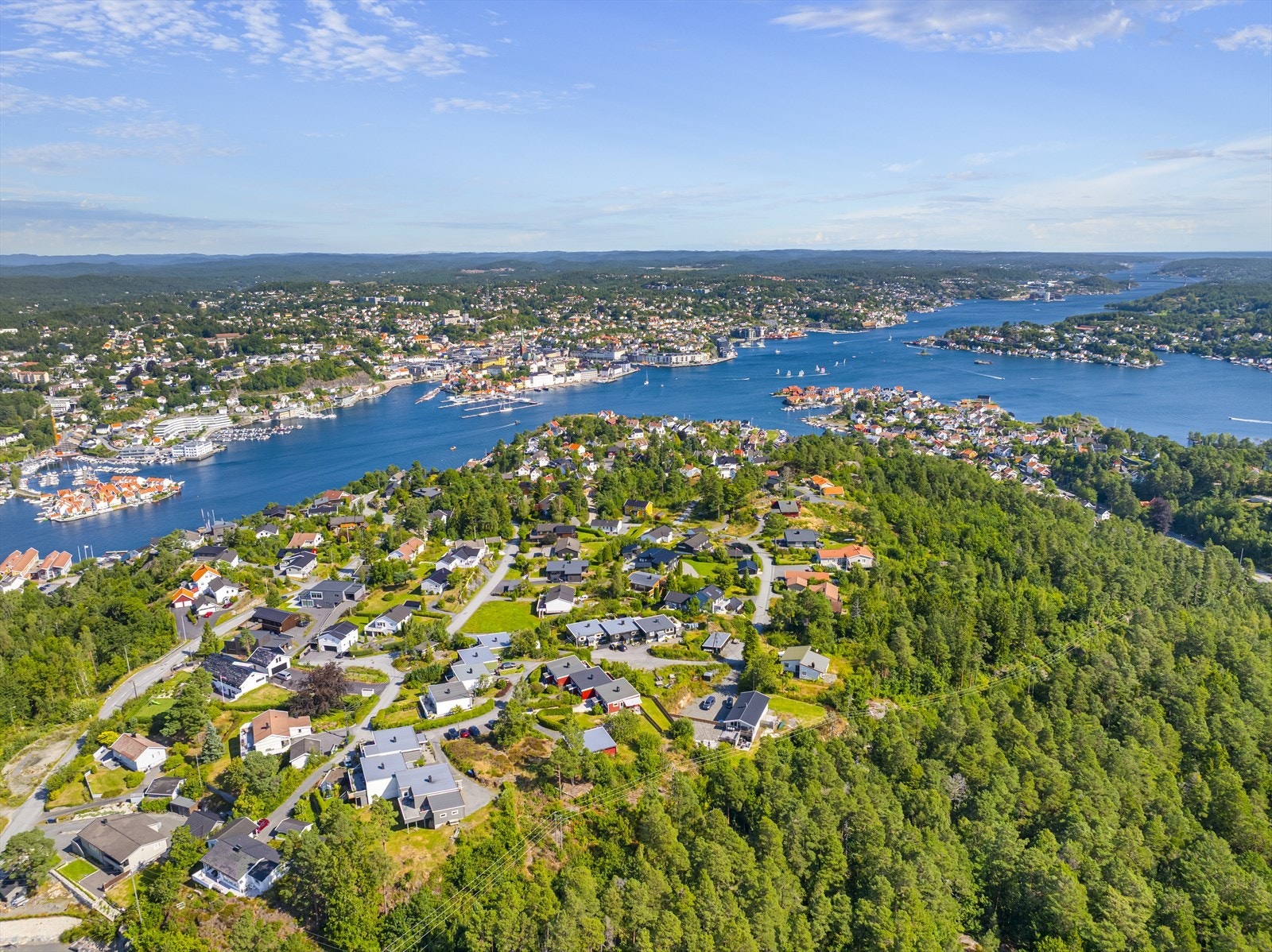 Hisøy Hageby er et etablert boligområde fra 60 tallet hovedsakelig med eneboligbebyggelse og romslige tomter. Området har flere flotte tur- og friområder i umiddelbar nærhet, ypperlig for skogsturer og rekreasjon. Galleribilde