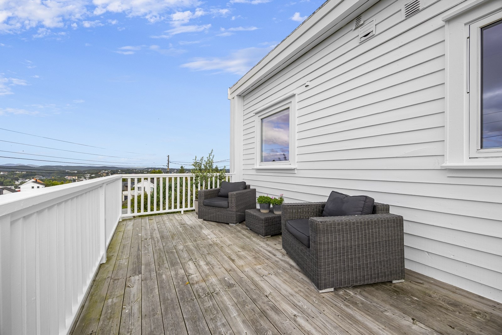 Boligen ligger høyt, fritt, solrikt til på en solrik hjørnetomt med vidstrakt utsikt til områdene rundt. Galleribilde