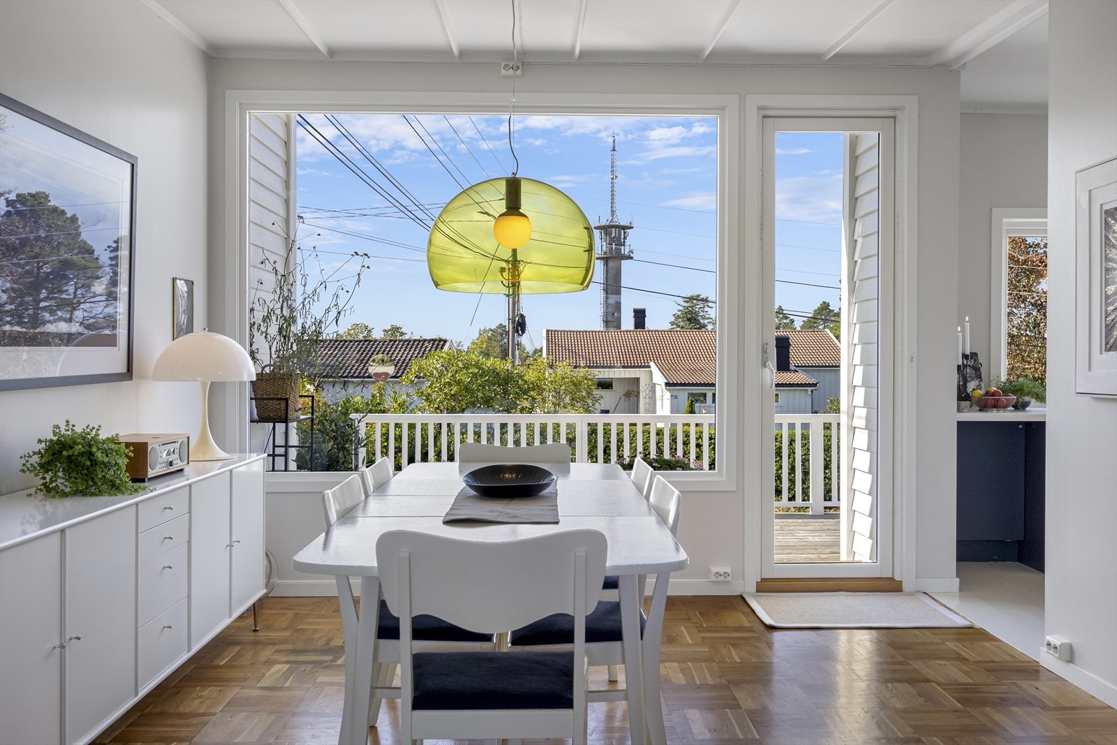 Spisesplass med utgang til terrassen. Galleribilde