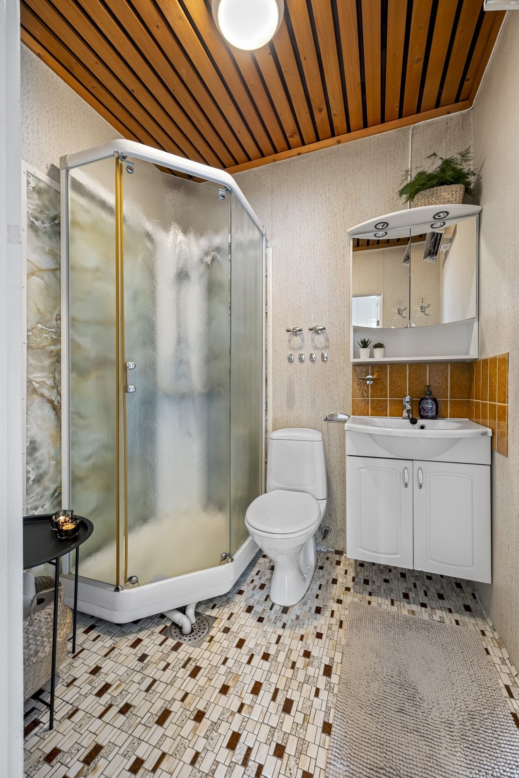 Dusjbad med wc på hovedplan. Galleribilde