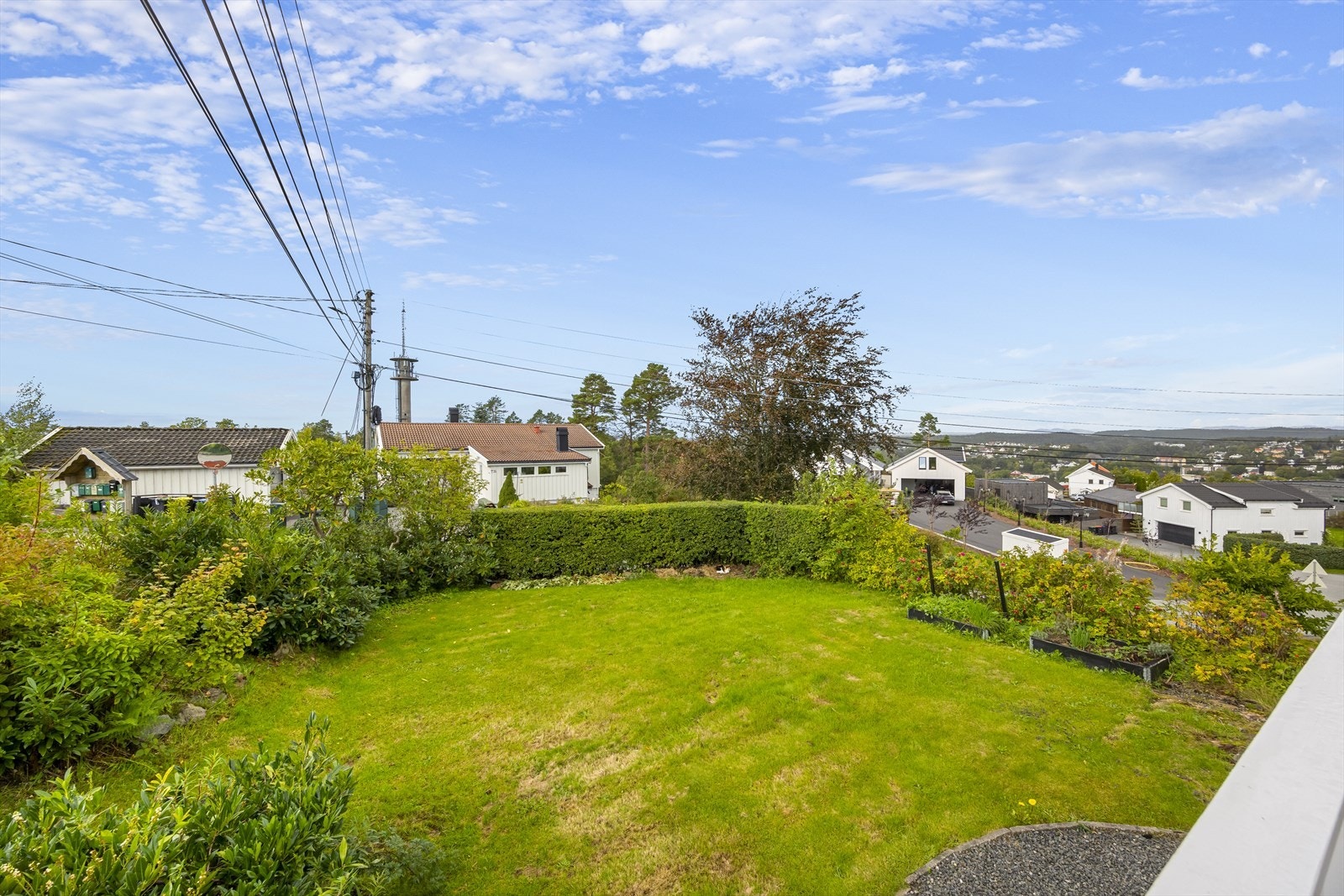 Endetomt med romslig hage. Galleribilde