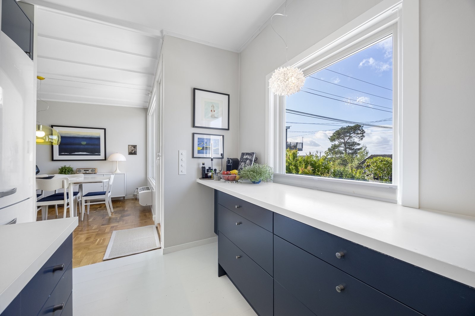 Kjøkken i moderne stil og uttrykk med integrerte hvitevarer, god skap- og benkeplass. Galleribilde