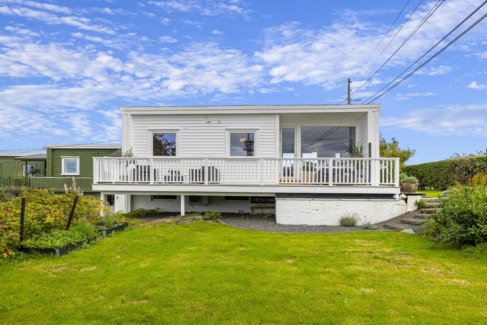 Godt vedlikeholdt og oppgradert og innholdsrikt rekkehus (ende) over 2 etasjer. Boligen er lys og tiltalende og i all hovedsak oppusset mht overflater senere år. I tillegg er det byttet kjøkken og nyere stor, vestvendt terrasse. Galleribilde