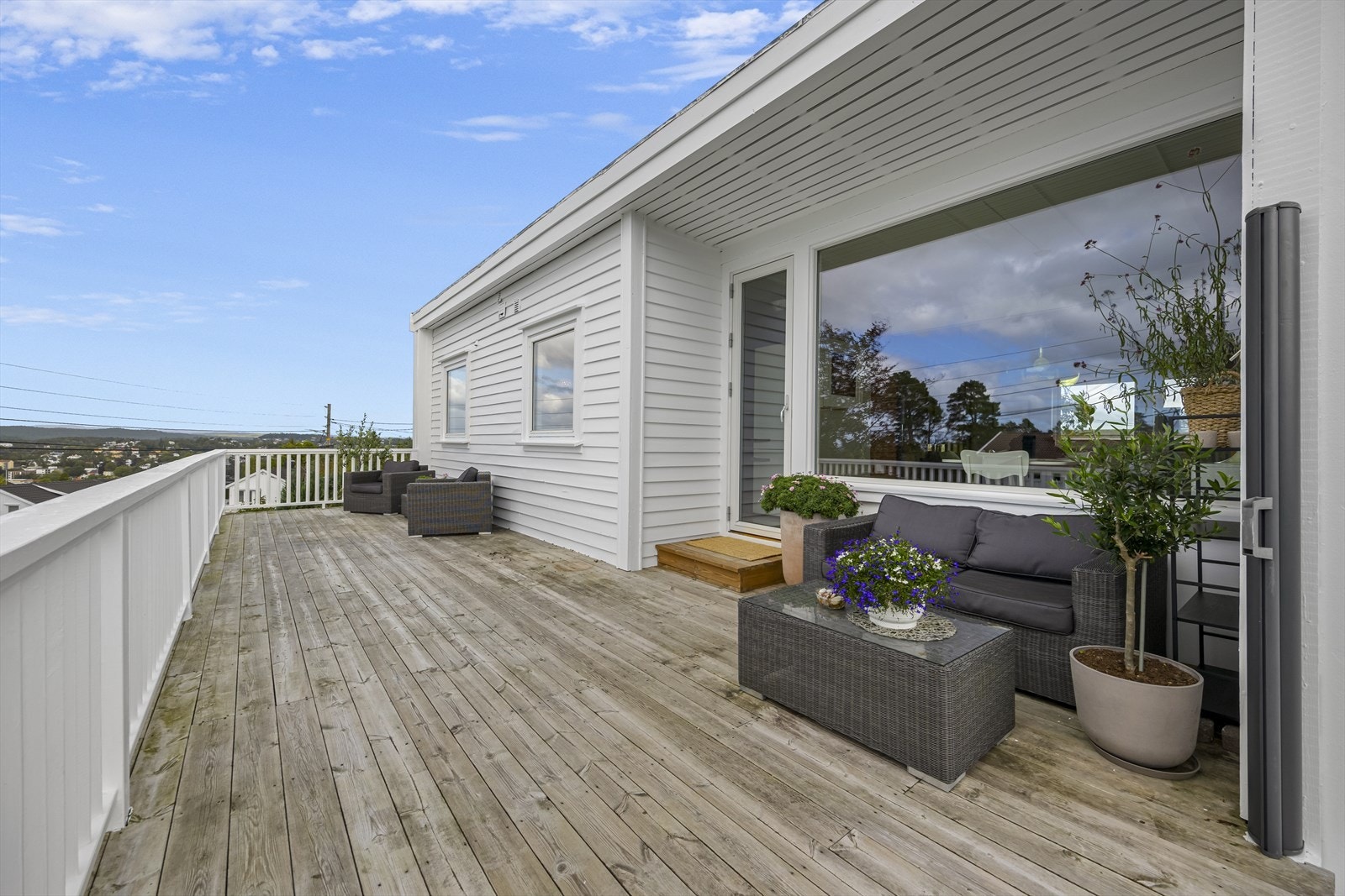 Boligen ligger høyt, fritt, solrikt til på en solrik hjørnetomt med vidstrakt utsikt til områdene rundt. Galleribilde