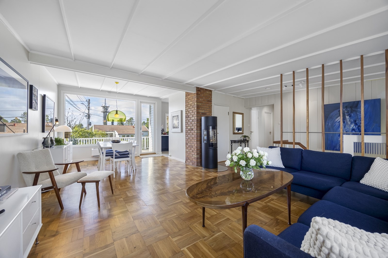 Stue med mye naturlig lys og peisovn. Galleribilde