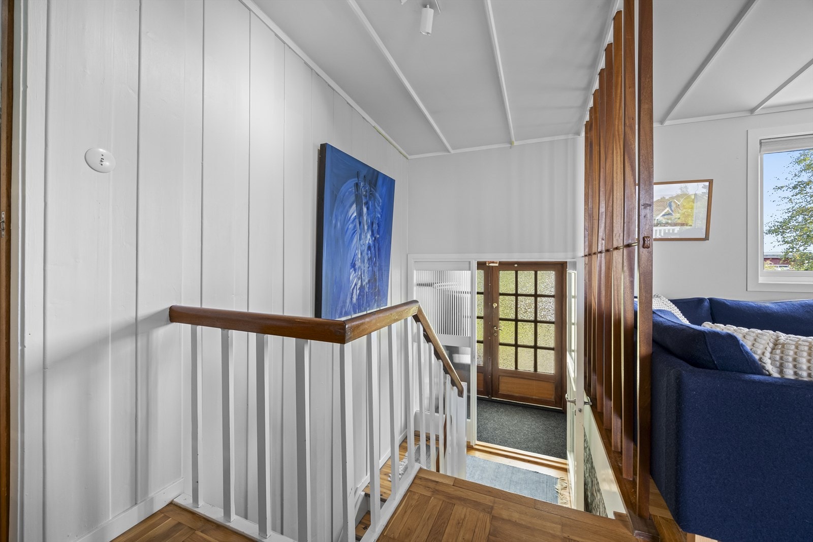 Hovedinngang med trapp til begge etasjer. Galleribilde